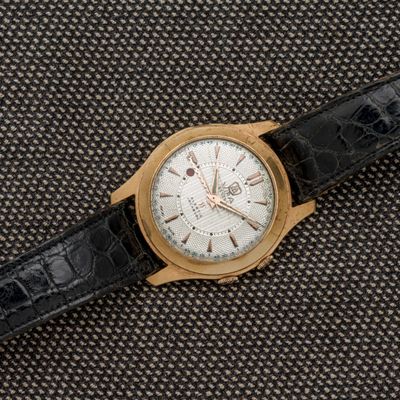 une image montrant un gros plan d'une montre-bracelet posée sur un tissu