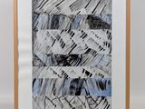 un dessin en noir et blanc représentant un oiseau perché sur une feuille de papier