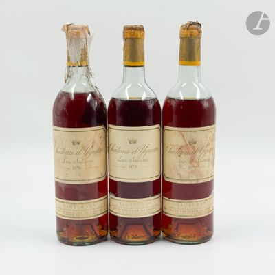 trois bouteilles de vin posées les unes à côté des autres sur une surface blanche