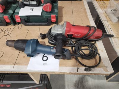 deux outils électriques posés sur une table, avec une étiquette de prix dessus
