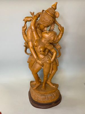 statue en laiton représentant une femme tenant un enfant dans ses bras