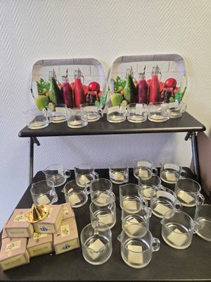 Lot 36 articles de cuisine, plateaux, pichet à lait, boules à thé