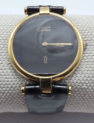 gros plan d'une montre-bracelet avec un cadran noir