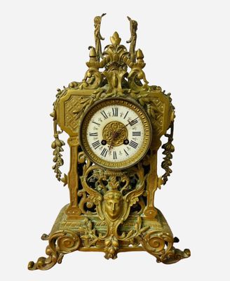 une horloge en or posée sur une table