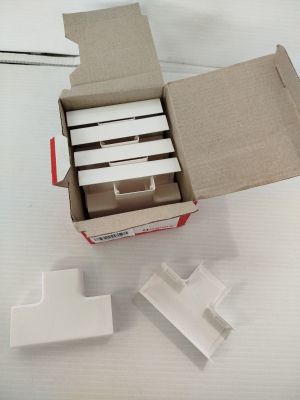 une boîte en carton contenant plusieurs feuilles de papier