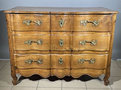 une commode en bois munie de poignées en laiton