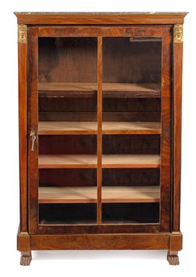 une bibliothèque ancienne en bois, avec des portes vitrées et des étagères montées sur roulettes