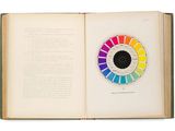 un livre ouvert avec une roue chromatique au milieu