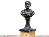 statue représentant le buste d'un homme sur un socle en marbre