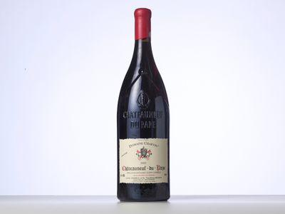 une bouteille de vin rouge posée sur une table