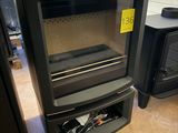 une photo d'un four à micro-ondes dans un magasin