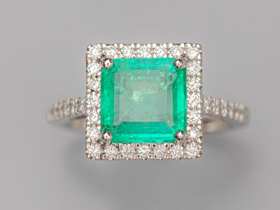 Bague en or gris 750°/°° (18K), sertie d'une belle émeraude … - Photo 1