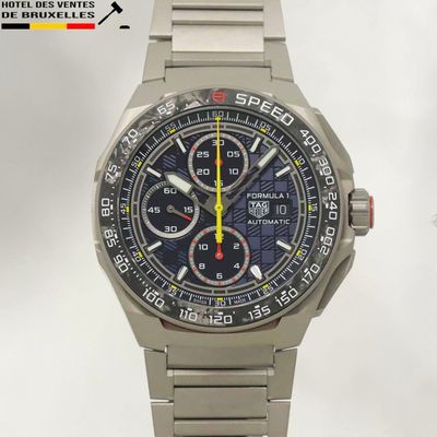 une montre en argent avec un cadran bleu et une trotteuse jaune
