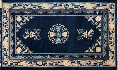 une photo d'un tapis bleu orné d'un motif floral