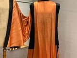 un mannequin dans une pièce où sont exposés deux costumes