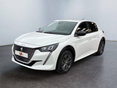 Une voiture blanche est garée dans une pièce blanche au sol noir