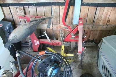 une photo d'un garage rempli d'outils