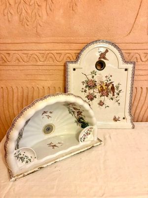 un lavabo blanc posé sur une table, à côté d'un miroir