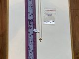 un morceau de papier sur lequel est noué un ruban violet
