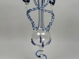un vase en verre avec un motif bleu et blanc
