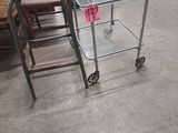 une table en verre sur laquelle est posé un tabouret, dans un entrepôt