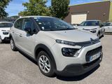 une Citrole blanche garée sur un parking à côté d'autres voitures