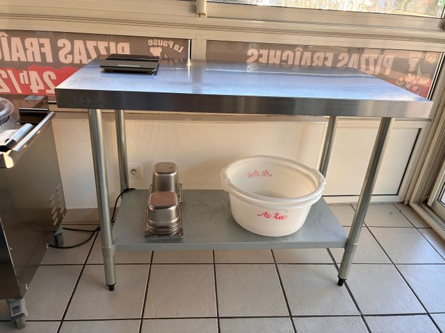 Table inox avec tablette inférieure L 120 VOGUE. Frais en sus 14....