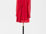 une robe rouge posée sur un mannequin, sur fond blanc