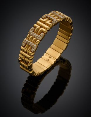 un bracelet en or serti de diamants sur fond noir