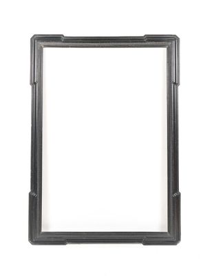 un gros plan d'un cadre photo noir sur fond blanc