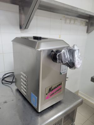 une machine posée sur le comptoir d'une cuisine