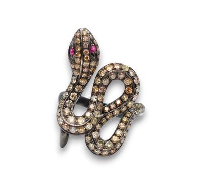 une broche en forme de serpent en diamants et en or, signée Van Cleef