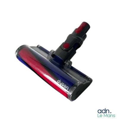 un aspirateur filaire rouge et bleu sur fond blanc