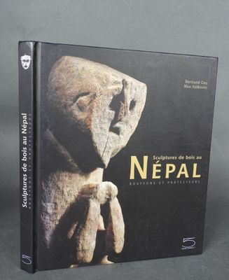 la couverture du livre « Népal », sur laquelle figure la statue d'une tête d'homme