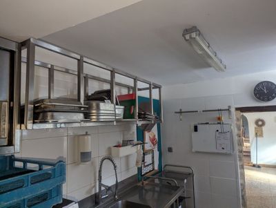 ETAGERE égouttoir cinq cases et étagère murale