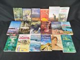 des livres posés sur un tissu noir, sur fond noir