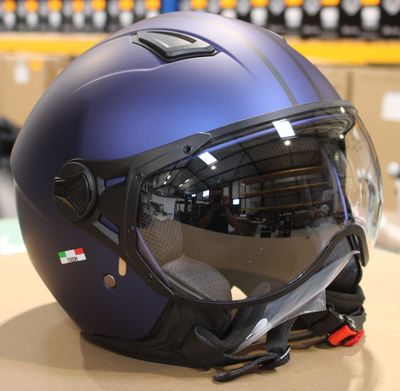 Le casque se trouve sur la table, devant les cartons.