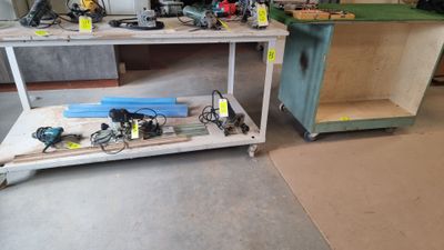 un établi sur lequel sont posés des outils dans un garage
