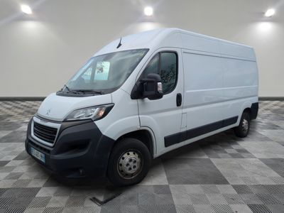 la camionnette blanche est garée sur un sol carrelé en damier