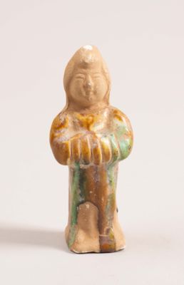 une petite figurine représentant une femme tenant un bébé dans ses bras
