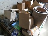 une pile de boîtes et d'autres objets dans une pièce