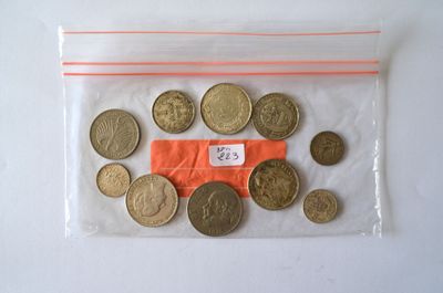 beaucoup de pièces dans un sac sur la table