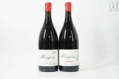 deux bouteilles de vin rouge posées l'une à côté de l'autre sur une table