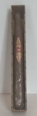 une boîte contenant un cigare, posée sur une table