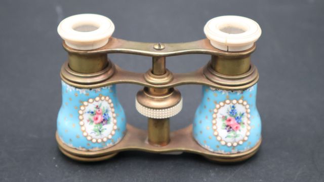 Paire de jumelles de théâtre en laiton doré, nacre et porcelaine ...