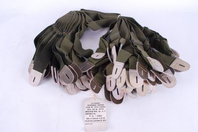 Un lot de 12 bretelles de pantalon daté 1943