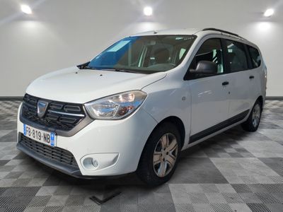 la photo d'une petite camionnette blanche garée dans un garage