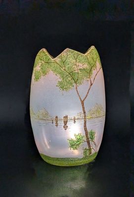 un vase sur lequel figure l'image d'un arbre