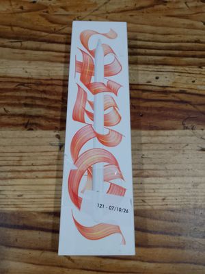 une brosse à dents posée sur une table en bois