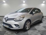 la voiture argentée est garée sur le sol en damier d'un garage